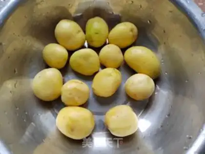 Make Little potato black-mucked rooster step 2