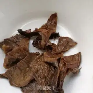 Make Eggs and pine mushrooms step 1