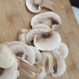 Make Eggs and pine mushrooms step 3