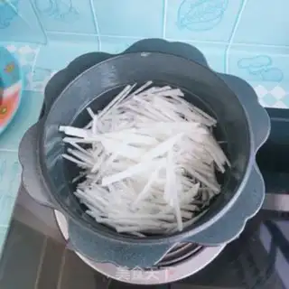Make White radish egg soup step 1