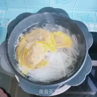 Make White radish egg soup step 2