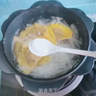 Make White radish egg soup step 3