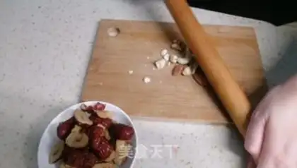 Make Red-tree nut yogurt cake step 1