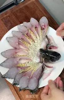 Make Peacock open-screen fish step 1