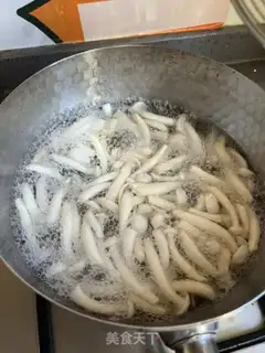 Make White mushroom fried eggs step 1