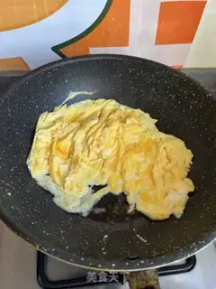 Make White mushroom fried eggs step 2