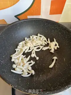 Make White mushroom fried eggs step 3