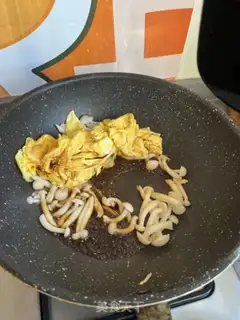 Make White mushroom fried eggs step 4