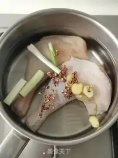 Make Red oiler tore a chicken leg step 0