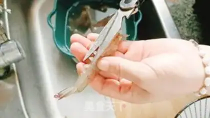 Make Fried garlic shrimp step 1