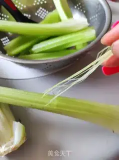 Make Celery fried meat step 0