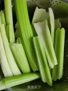 Make Celery fried meat step 1