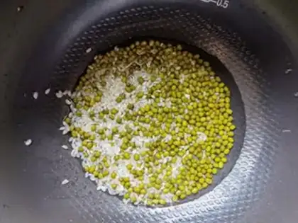Make Rice oatmeal green bean congee step 3