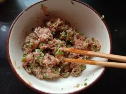 Make Onion pork cake step 1