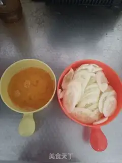 Make Simple cucumber fried eggs step 1