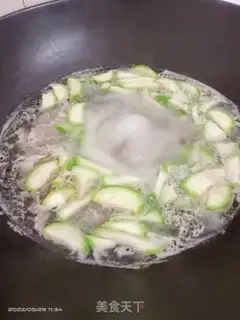Make Skinny pork, liver and melon soup step 1