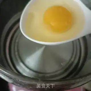 Make Boiled eggs with red sugar step 1