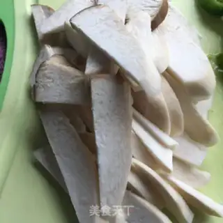 Make Five flowers with green pepper step 0