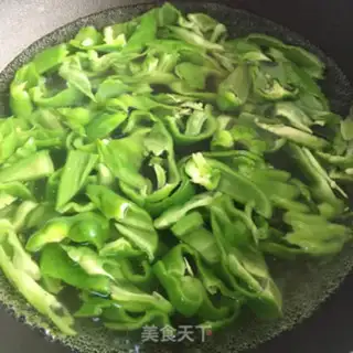 Make Five flowers with green pepper step 3