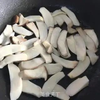 Make Five flowers with green pepper step 4