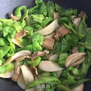 Make Five flowers with green pepper step 5