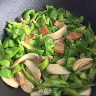 Make Five flowers with green pepper step 6