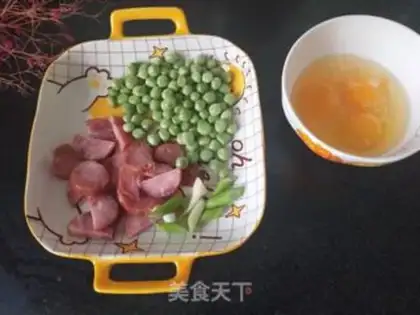 Make Peas fried sausage eggs step 0