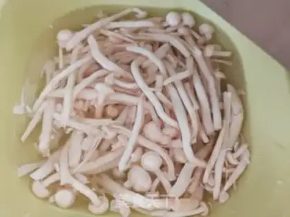Make Carrot green peppers with white mushrooms step 1