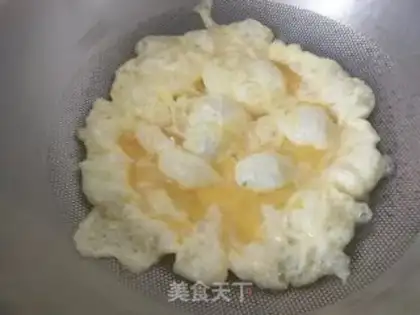 Make Peas fried sausage eggs step 1