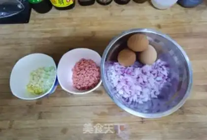 Make Onion ham eggcake step 0