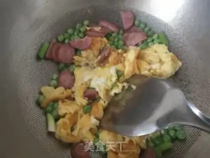 Make Peas fried sausage eggs step 4