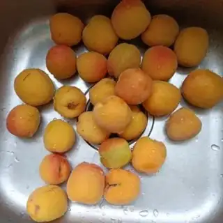 Make Sugar apricot step 1