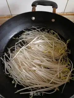 Make Saltwater green bean sprouts step 2