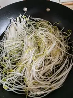 Make Saltwater green bean sprouts step 3