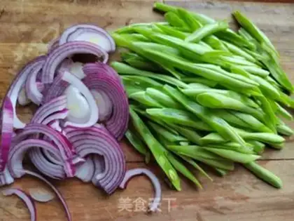 Make Onion-fruit beef step 1