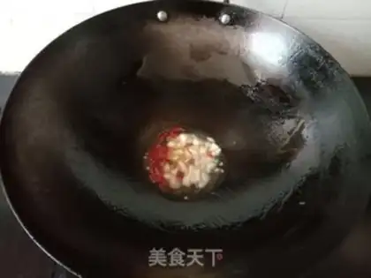 Make Onion fried sausage step 1