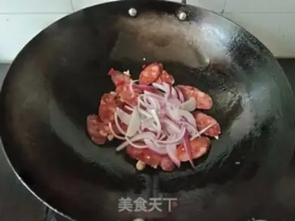 Make Onion fried sausage step 3
