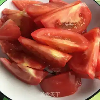 Make Tomato fried eggs step 1