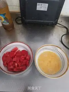 Make Tomato fried eggs step 1