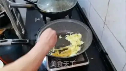 Make Squeeze eggs and fried rice step 0