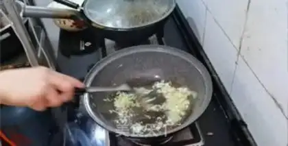 Make Squeeze eggs and fried rice step 1