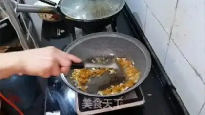Make Squeeze eggs and fried rice step 2