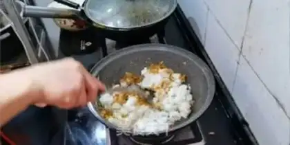 Make Squeeze eggs and fried rice step 3