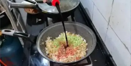 Make Squeeze eggs and fried rice step 4
