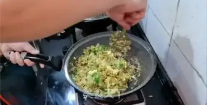 Make Squeeze eggs and fried rice step 7