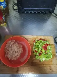 Make Spicy chicken gin and rice step 1