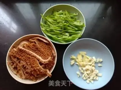 Make The green peppers, the beehives step 0