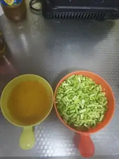 Make Garlic fried eggs step 1