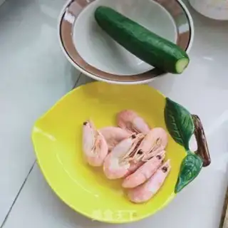 Make Sweet shrimp cucumber soup step 0