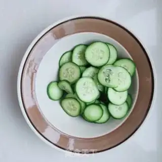 Make Sweet shrimp cucumber soup step 1